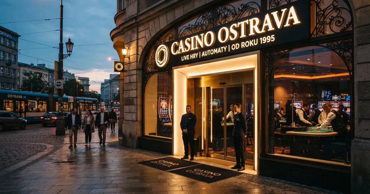 Exteriér kamenného kasina v Ostravě s osvětleným vývěsním štítem a nočním vstupem